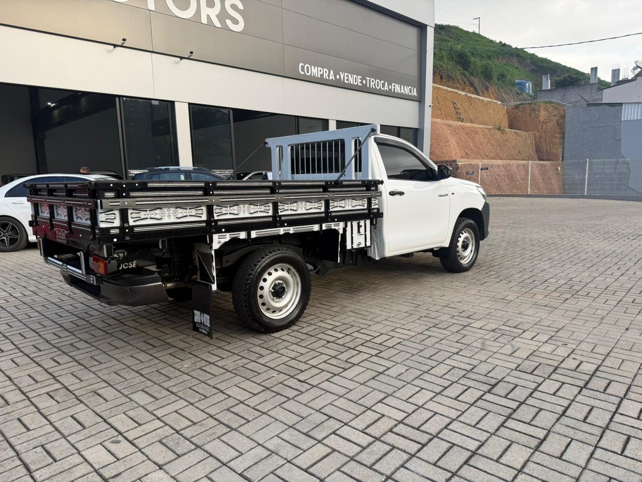 TOYOTA HILUX CS 4x4 2.8 TURBO DIESEL 2020 – CARROCERIA DE MADEIRA