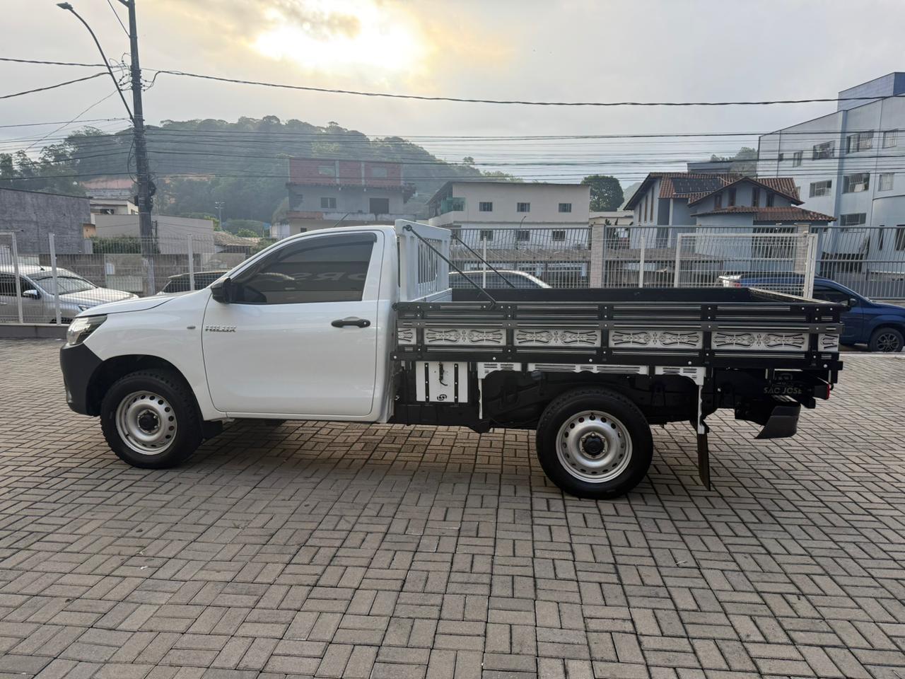 TOYOTA HILUX CS 4x4 2.8 TURBO DIESEL 2020 – CARROCERIA DE MADEIRA