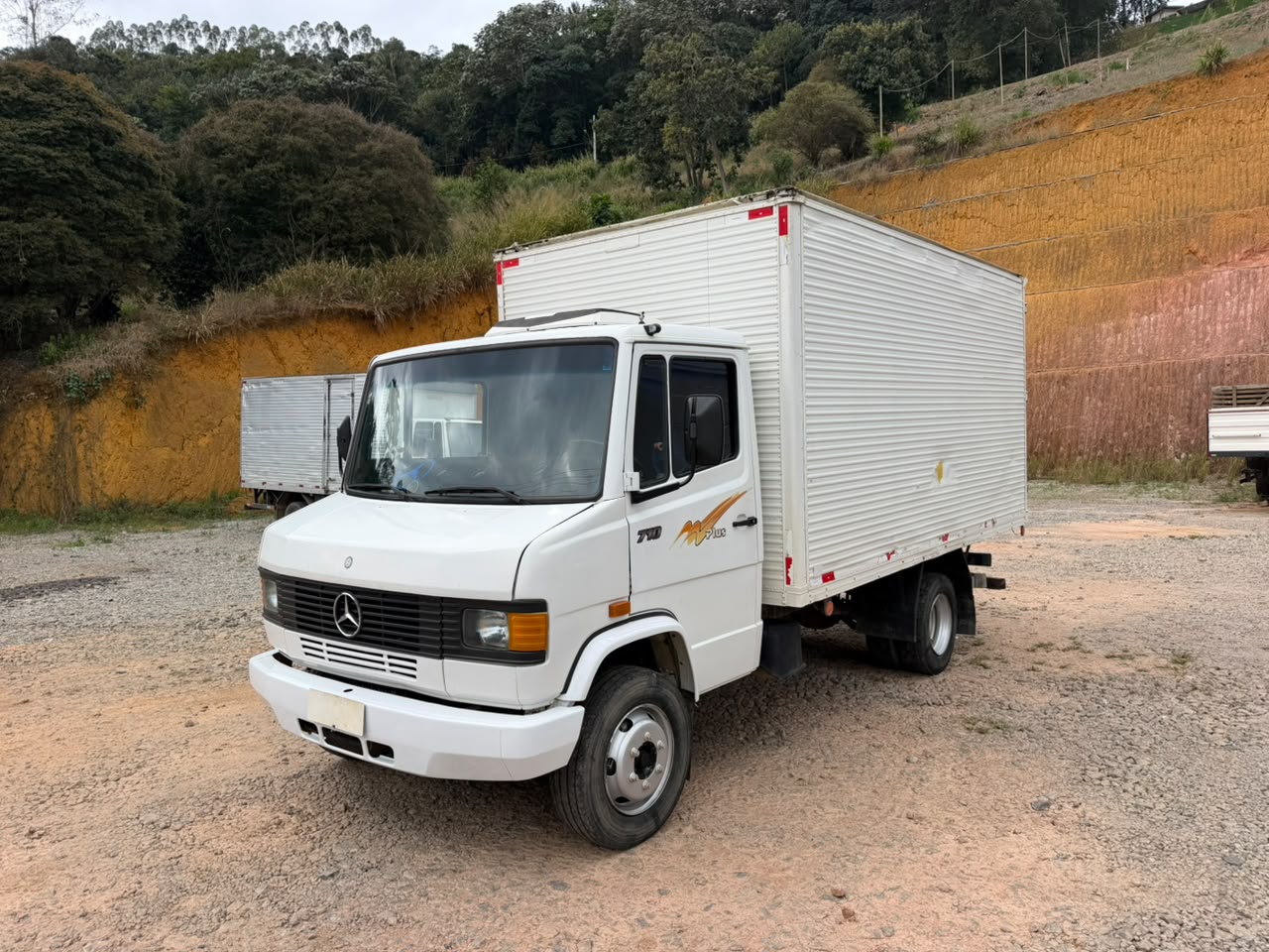 Mercedes-Benz 710 Baú 1997